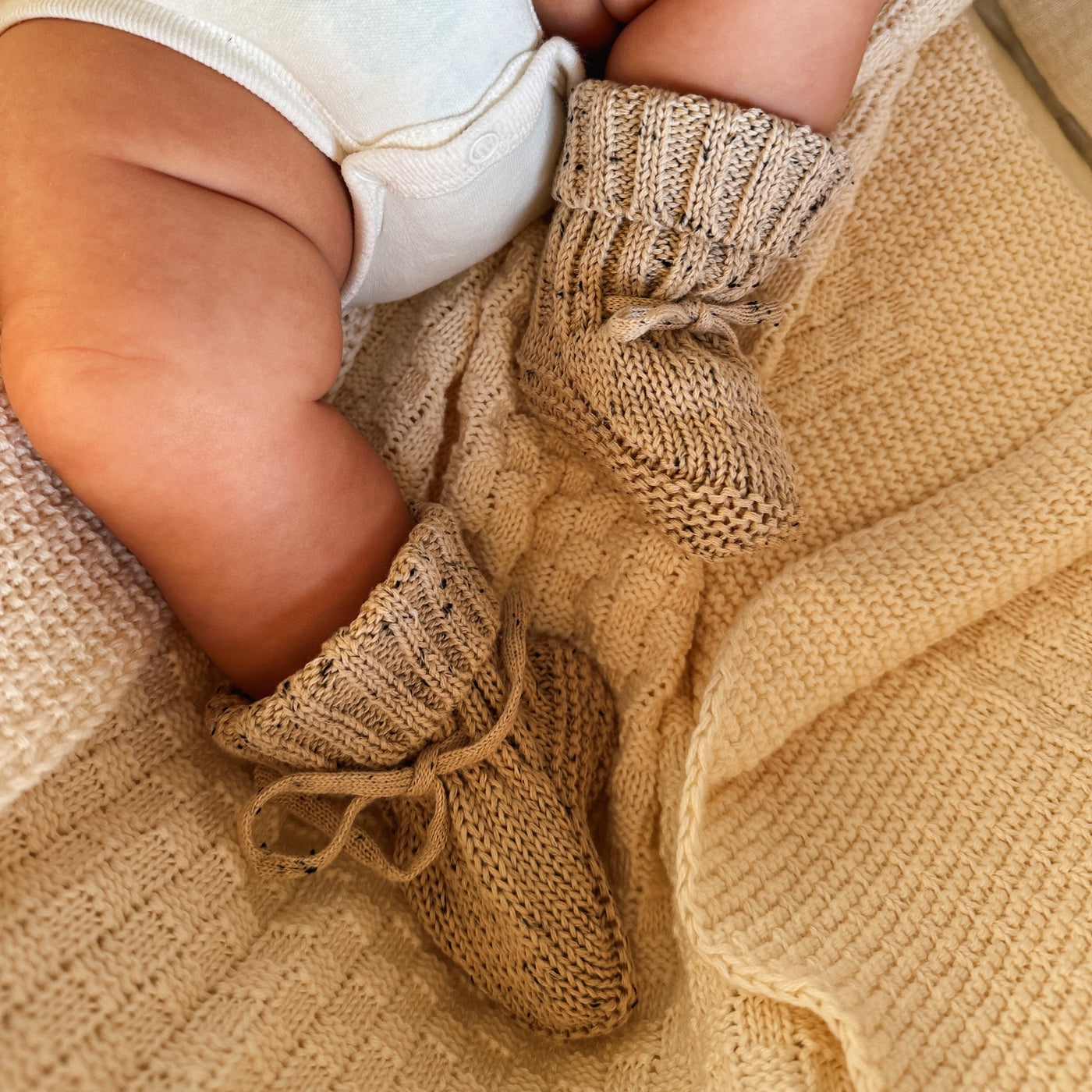 Baby Gift Box - Cappello e Scarpine Minimal in Cotone - Baby Clothes - Baby Rainbow Shop - P.IVA 04847500230